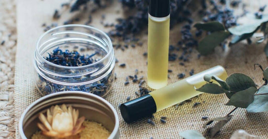 HOE GEUREN JE ENERGIENIVEAU BEÏNVLOEDEN: BOOST JE DAG MET AROMATHERAPIE