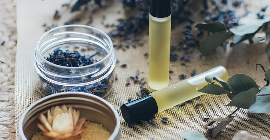 HOE GEUREN JE ENERGIENIVEAU BEÏNVLOEDEN: BOOST JE DAG MET AROMATHERAPIE